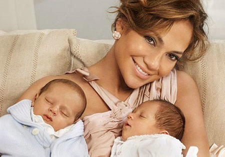 Jennifer Lopez no descarta colegio de la Cienciología para los gemelos