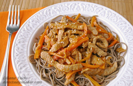 Salteado de cerdo y zanahoria con fideos soba