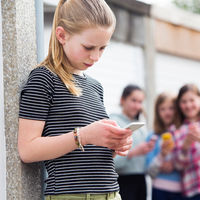 Uno de cada cuatro niños y adolescentes es dependiente de los móviles, resultando en problemas de ansiedad y adicción