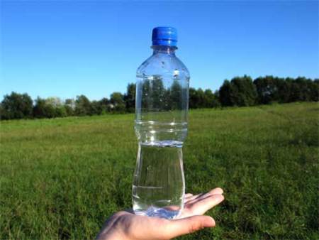 Renueva tu botella de agua con frecuencia