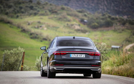 Audi A8 2018 trasera en marcha