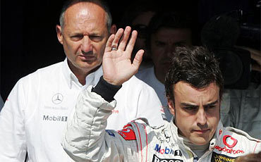 Dennis veta la salida de Alonso a uno de los grandes