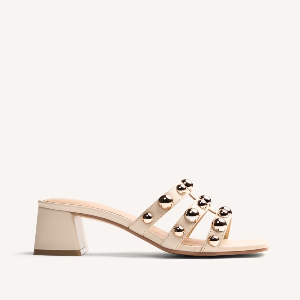 Sandalias de tacón de mujer de piel tipo mules con detalle de tachas Blanco roto Gioseppo

