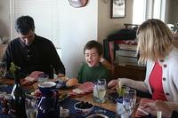 Conversar a diario con los niños y realizar una comida en familia puede mejorar el rendimiento escolar