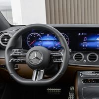 El volante del nuevo Mercedes-Benz Clase E es todo táctil, y no está claro que ese sea un nuevo hito de la seguridad en carretera