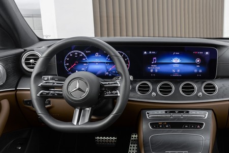 El volante del nuevo Mercedes-Benz Clase E es todo táctil, y no está claro que ese sea un nuevo hito de la seguridad en carretera