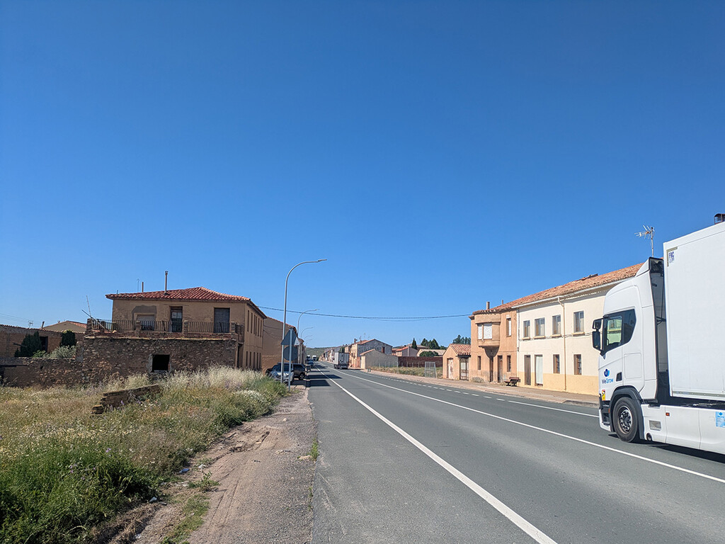 Este pueblo de carretera es bastante feo, pero es único en España: su término municipal comprende cuatro comunidades autónomas 