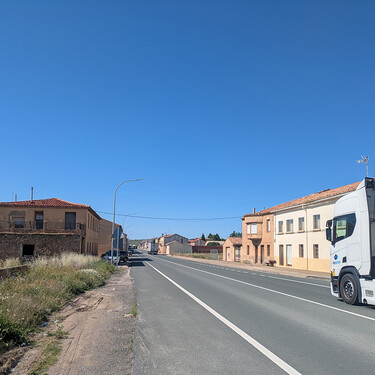 Este pueblo de carretera es bastante feo, pero es único en España: su término municipal comprende cuatro comunidades autónomas 