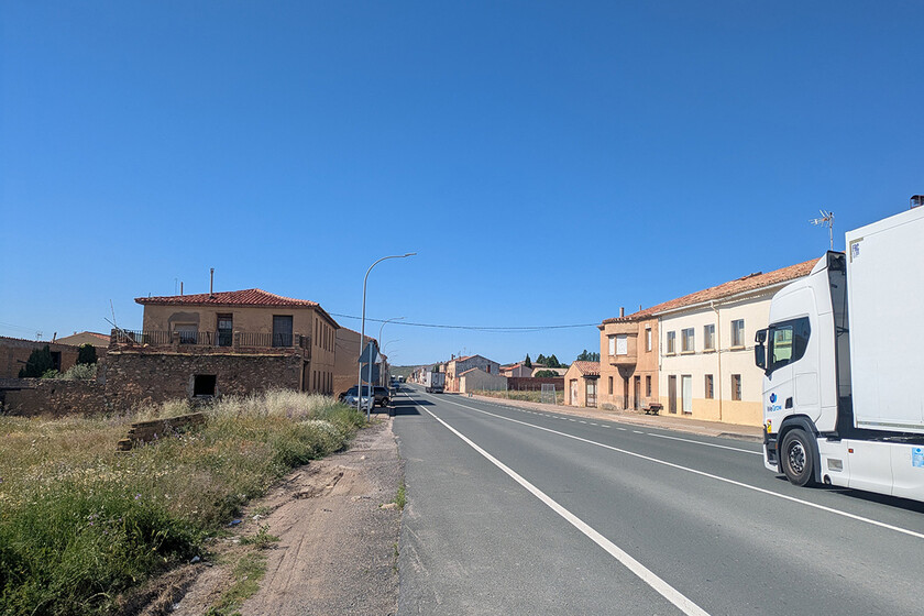 Este pueblo de carretera es bastante feo, pero es único en España: su término municipal comprende cuatro comunidades autónomas
