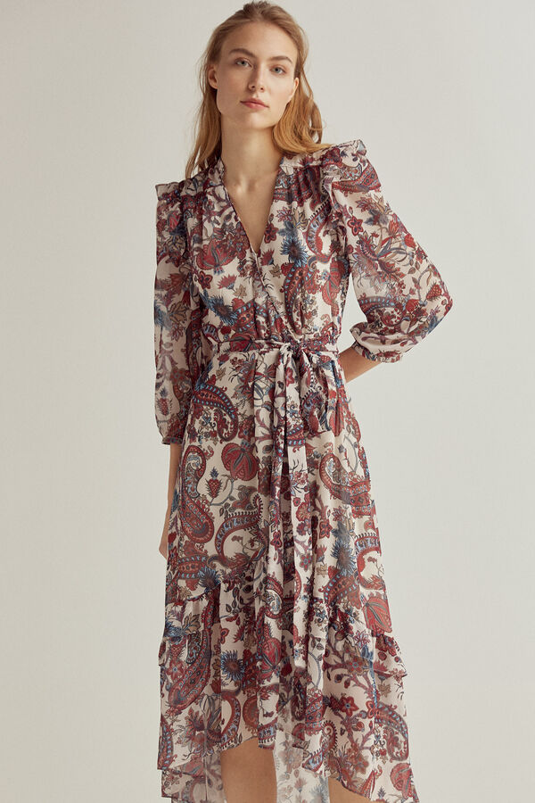 Vestido cruzado estampado en cachemires. Escote en pico con manga vaporosa y volante en corona de manga. Corte en cintura con cinturon del propio tejido para anudar en forma de lazada. Falda del vestido con corte asimetrico y detalle de volante corto y largo en el bajo para conseguir vuelo.