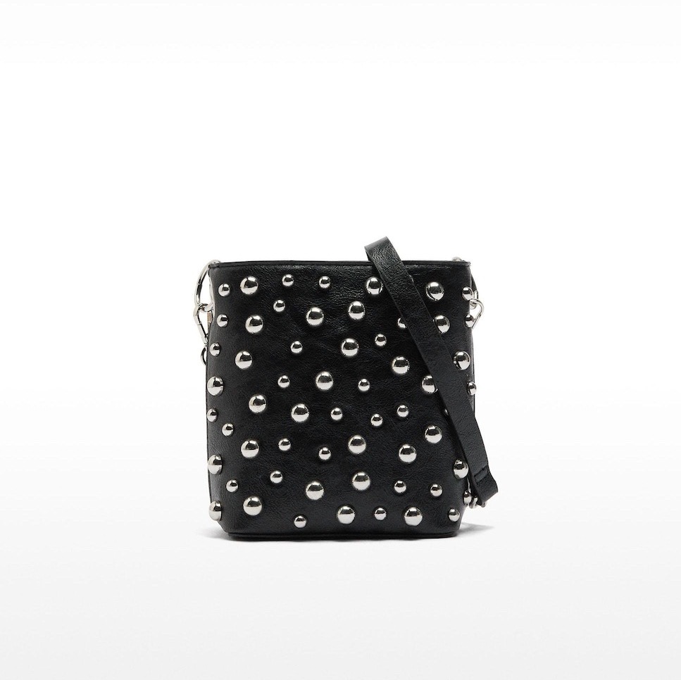 Bolso bandolera con tachuelas Parfois