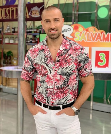 Rafa Mora se la pega por las escaleras de Telecinco y ni sus músculos amortiguan el castañazo