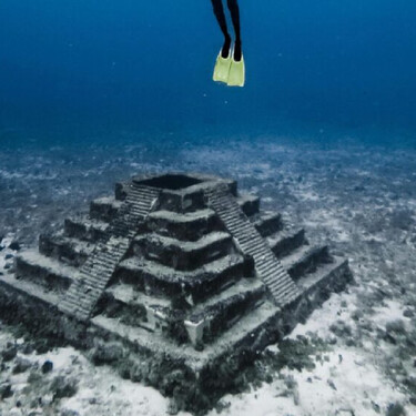 Entre 2 e 3 mil anos sob o mar, arqueólogos discutem o que seriam os enormes blocos de aproximadamente 240 mil toneladas da possível "Atlântida Japonesa" 