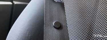 El cinturón de seguridad de tu coche tiene un botón. Probablemente ni te habías fijado, pero tiene una función clave