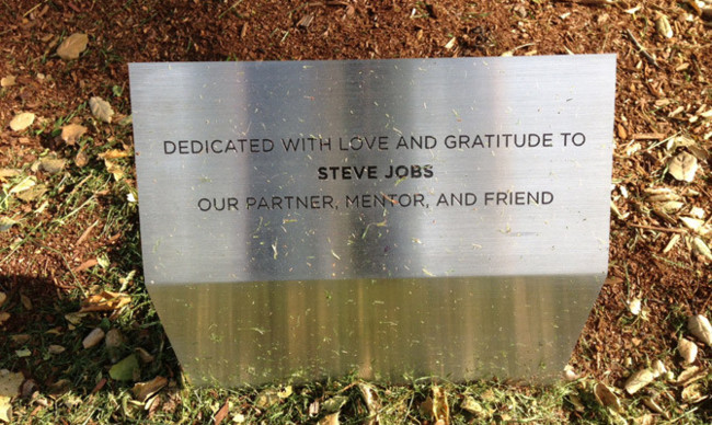Placa dedicada a Steve Jobs en el campus de Pixar