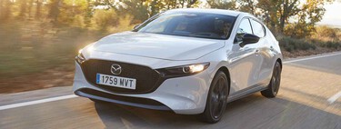 Probamos el Mazda3 más barato: un coche de gasolina con etiqueta ECO que se disfruta metiendo marchas con la palanca de toda la vida