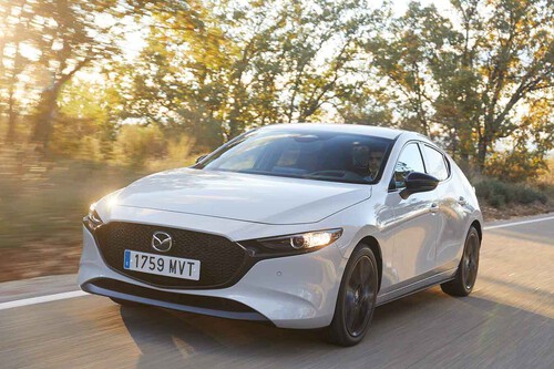 Probamos el Mazda3 más barato: un coche de gasolina con etiqueta ECO que se disfruta metiendo marchas con la palanca de toda la vida
