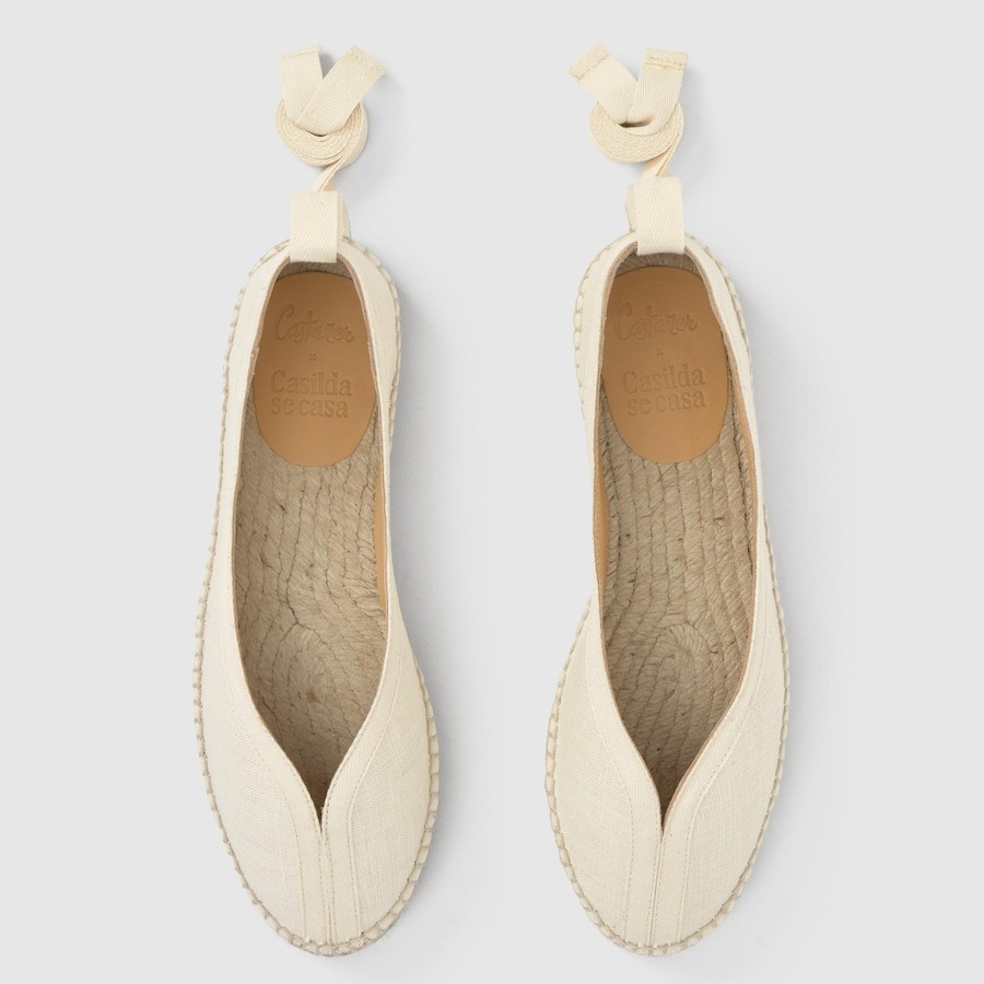 Castañer
Alpargata de mujer Kanu plana con pala en V y cierre de cintas.