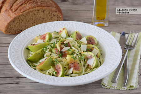 Zoodles de calabacín marinados con higos frescos y queso. Receta saludable