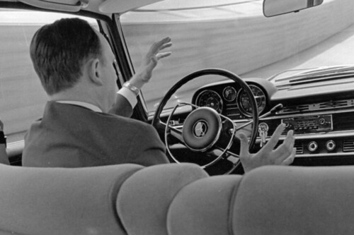 Era tão brutal que permitia guiar sem girar o volante / Imagem: Mercedes Classic Archive, @gentlemendrivers