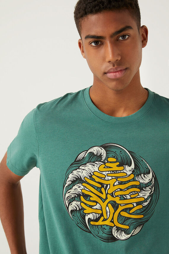 Camiseta verde con logo retro