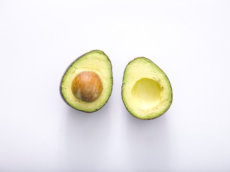 ¿Has comprado un aguacate verde? Así puedes hacer que madure