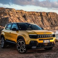 El Jeep Avenger es un B-SUV eléctrico urbano que tiene el nuevo escalón de acceso a la marca
