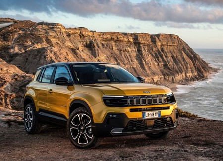 El Jeep Avenger es un B-SUV eléctrico urbano que tiene el nuevo escalón de acceso a la marca