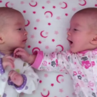 ¡Para comérselas! La charla entre unas gemelas de tres meses a pleno balbuceo