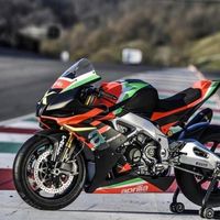 ¡Descomunal! 225 CV, 165 kg y 39.900 euros para la Aprilia RSV4 X, una edición limitada a 10 unidades