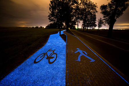 Atención ciclistas: un carril bici que brilla en la oscuridad y funciona con energía solar