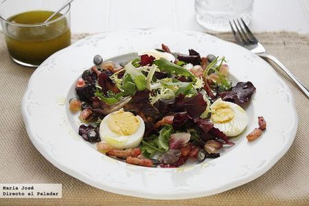 Ensalada de lechugas variadas con granada y vinagreta de perejil. Receta