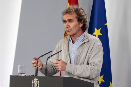Fernando Simón se se desconfina en las playas de Portugal: en peores olas ha surfeado.