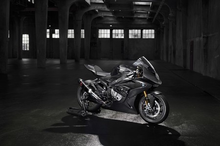 ¿Quién da más? BMW presenta la HP4 Race, una superdeportiva con chasis en fibra de carbono
