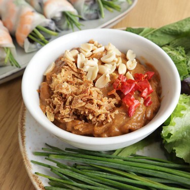 Cómo hacer la auténtica salsa de cacahuete vietnamita, imprescindible para acompañar rollitos de papel de arroz y mucho más