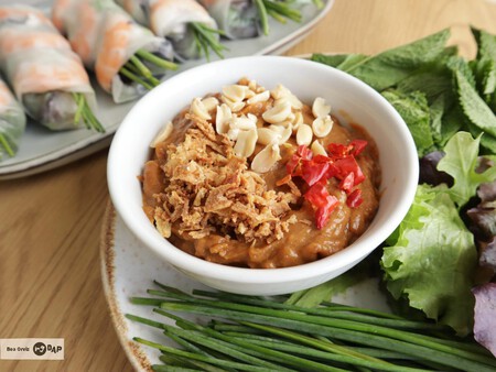 Cómo hacer la auténtica salsa de cacahuete vietnamita, imprescindible para acompañar rollitos de papel de arroz y mucho más