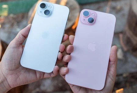 iPhone 15 (izquierda) y iPhone 15 Plus (derecha)