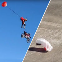 ¡De locos! Esto es MotoBASE y es de lo más bestia que puedes hacer con una moto y un paracaídas 