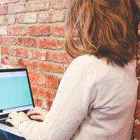 Trabajar de pie, las pausas y la salud en el empleo