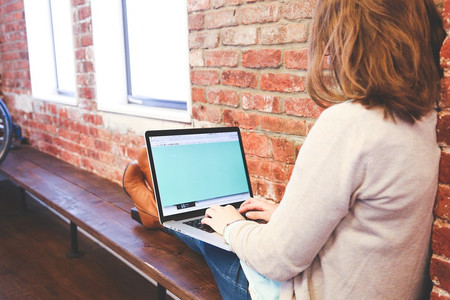 Trabajar de pie, las pausas y la salud en el empleo