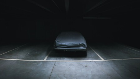 Coche aparcado en plaza de garaje