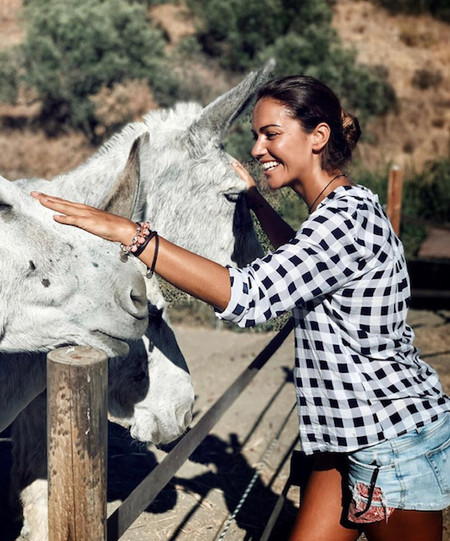 Lara Álvarez pasa de la isla (de 'Supervivientes') a la granja de los 'Pinypon' en su faceta de animal lover