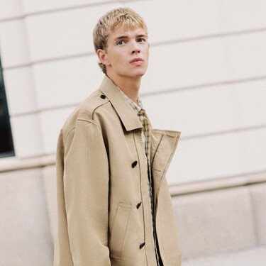 La gabardina de siempre se hace más corta y acaba de encontrar su versión perfecta para conquistar el armario masculino del otoño