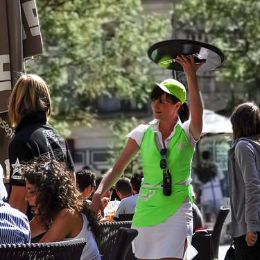 Ayudar al camarero a recoger la mesa parece un gesto amable: los psicólogos ven algo mucho más profundo 