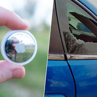 Un "simple" AirTag en el coche y una luna rota: así descubrió un adolescente que estaba siendo acosado 