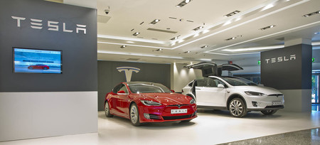 No, El Corte Inglés no te vende coches de Tesla, solo acoge una pop-up store