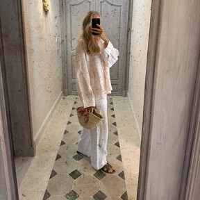 Cinco pantalones blancos a fichar antes de rebajas porque combinan con todo y hacen tipazo con sandalias planas