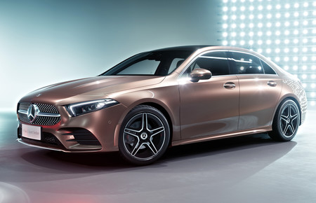 Así es el Mercedes-Benz Clase A Berlina de batalla larga, aunque es sólo para China