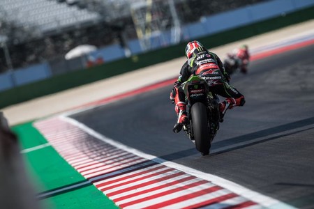 Jonathan Rea gana de forma incontestable en Misano pese a los esfuerzos de Chaz Davies