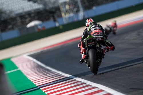 Jonathan Rea gana de forma incontestable en Misano pese a los esfuerzos de Chaz Davies